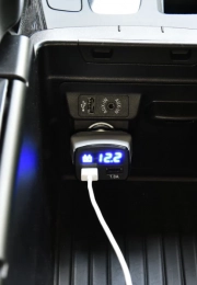 12V USB Adapter mit Batterieüberwachung